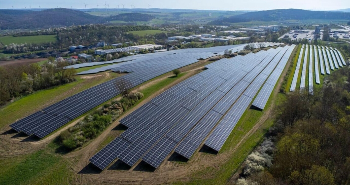 Luftaufnahme der Photovoltaikanlage auf dem Werksgelände von Opel in Eisenach zur nachhaltigen Stromerzeugung