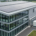 Gebäude eines mittelständischen Unternehmens mit Photovoltaik-Anlage auf dem Dach und technischer Energieinfrastruktur