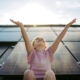 Lächelndes Kind vor Solarpanels steht symbolisch für energieeffiziente Sanierung durch Energiespar-Contracting