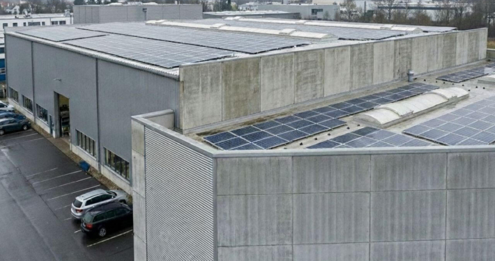 Energieeffiziente Produktionshalle eines produzierenden Unternehmens mit Photovoltaikanlage auf dem Dach