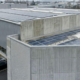 Energieeffiziente Produktionshalle eines produzierenden Unternehmens mit Photovoltaikanlage auf dem Dach