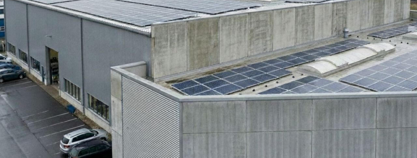 Energieeffiziente Produktionshalle eines produzierenden Unternehmens mit Photovoltaikanlage auf dem Dach