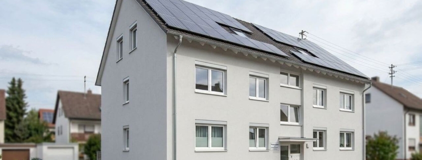 Beispiel für energetische Sanierung im Bestand: WEG-Wohnhaus mit neuen 3-fach verglasten Fenstern, Wärmedämmung und Solaranlage.