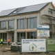 Baustelle eines KfW-Effizienzhauses mit Solaranlage und Baugerüst in Freiburg, unterstützt durch Fördermittel für klimafreundlichen Neubau
