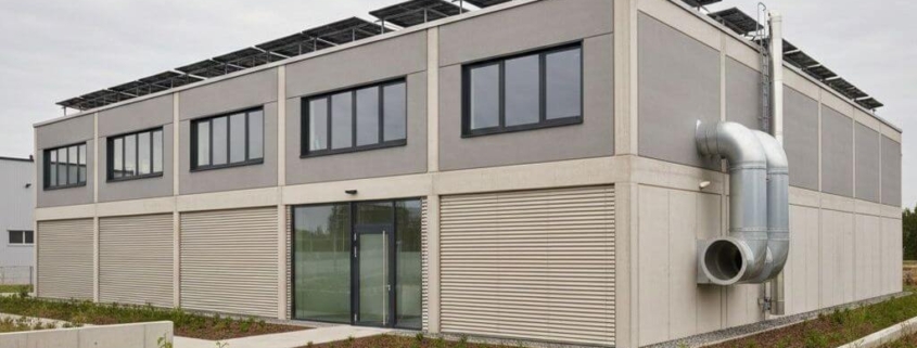 Modernes Industriegebäude mit Photovoltaikanlage und energieeffizienter Gebäudetechnik im Kontext von Klimaschutz und Industrieförderung