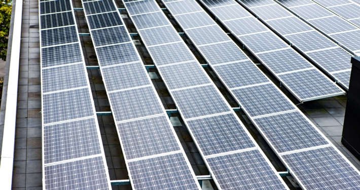 Photovoltaikanlage auf dem Dach eines Krankenhauses zur nachhaltigen Energieversorgung und CO₂-Reduktion