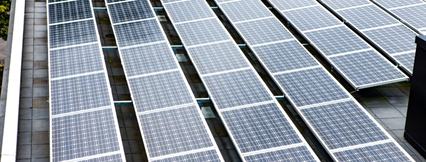 Photovoltaikanlage auf dem Dach eines Krankenhauses zur nachhaltigen Energieversorgung und CO₂-Reduktion