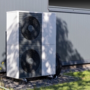 Außenaufgestellte Luft-Wasser-Wärmepumpe an einem gewerblichen Gebäude in Deutschland