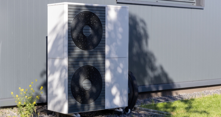 Außenaufgestellte Luft-Wasser-Wärmepumpe an einem gewerblichen Gebäude in Deutschland