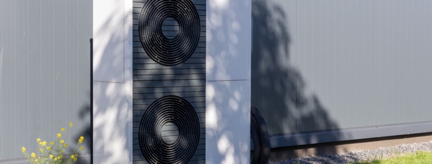 Außenaufgestellte Luft-Wasser-Wärmepumpe an einem gewerblichen Gebäude in Deutschland