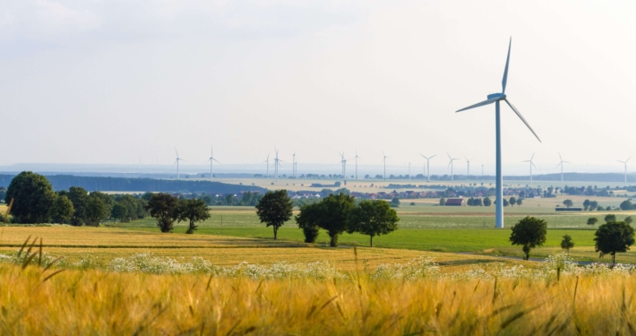 Windräder an Land in Deutschland als Symbol für den Ausbau der Windenergie und die Energiewende