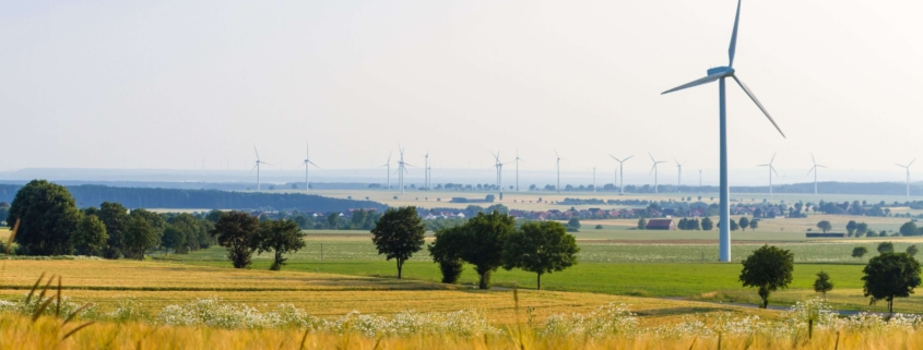 Windräder an Land in Deutschland als Symbol für den Ausbau der Windenergie und die Energiewende