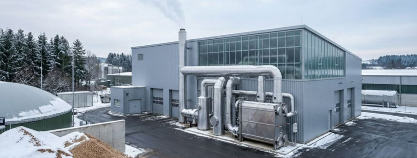 Moderne Biomasse-Heizzentrale zur erneuerbaren Wärmeversorgung in Deutschland im Winter