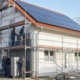 Energetische Sanierung eines Einfamilienhauses mit Wärmepumpe, Photovoltaikanlage und Fassadendämmung gemäß Gebäudeenergiegesetz