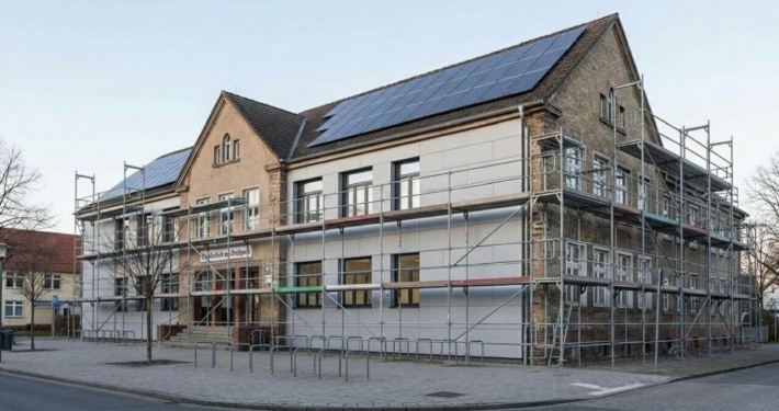 Kommunales Gebäude mit Photovoltaikanlage und Fassadensanierung im Rahmen der kommunalen Wärmewende