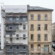 Teilmodernisiertes Mehrfamilienhaus mit Gerüst neben unsaniertem Altbau – Symbolbild für sinkende Sanierungsquote in Deutschland