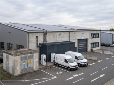 Industriegebäude mit Photovoltaikanlage, Trafostation und Ladesäulen als Beispiel für Elektrifizierung im Mittelstand