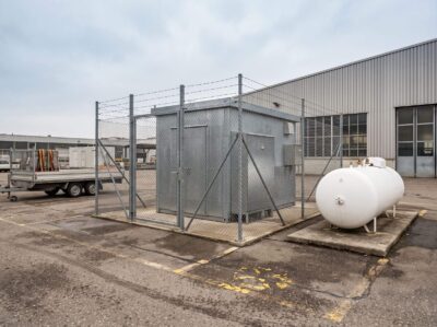 Gasdruckregelstation und Flüssiggasbehälter auf dem Gelände eines Produktionsbetriebs