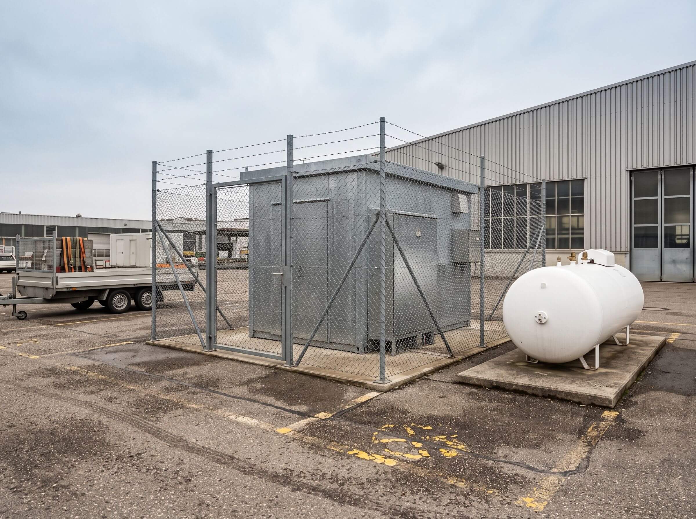 Gasdruckregelstation und Flüssiggasbehälter auf dem Gelände eines Produktionsbetriebs