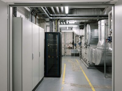 Gebäudeautomations-Zentrale einer Hochschule mit Schaltschrankreihe und Netzwerkschrank