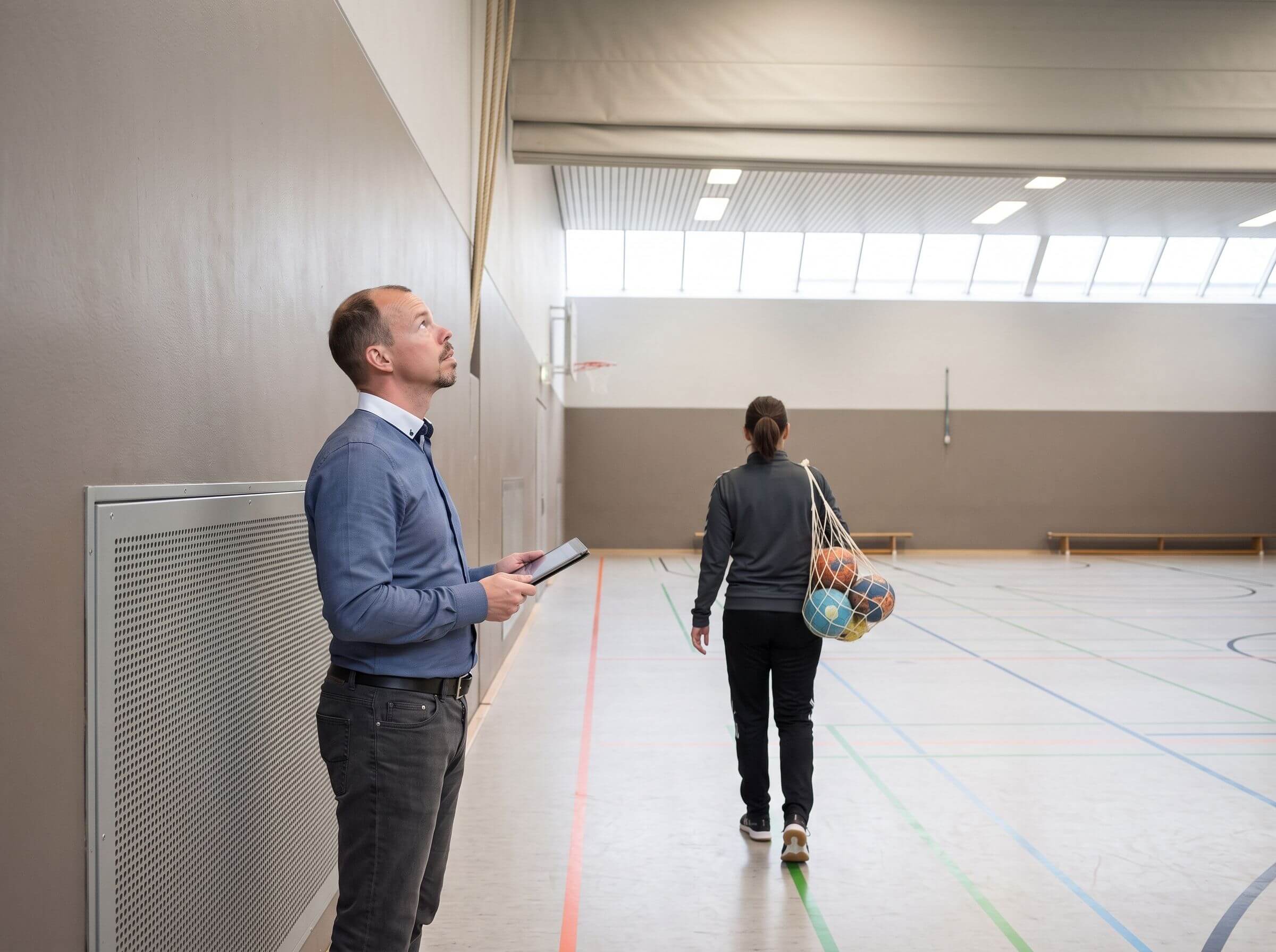 Fachplaner prüft Heizung und Lüftung in einer Schul-Sporthalle nach DIN 18032-1