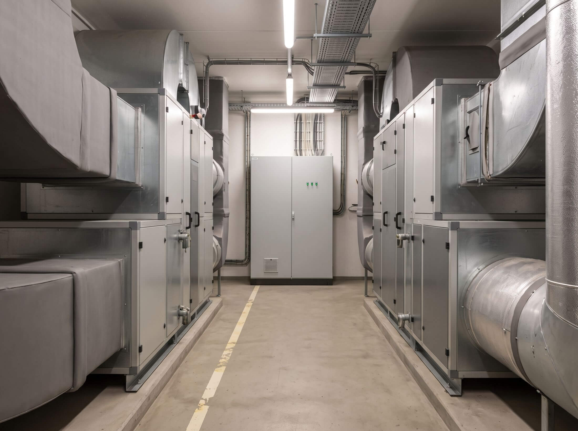 Lüftungszentrale eines Klinikums mit zwei Lüftungsgeräten und Schaltschrank der Gebäudeautomation