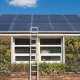 Passivhaus mit Solarzellen und mit Pflanzen beachsen