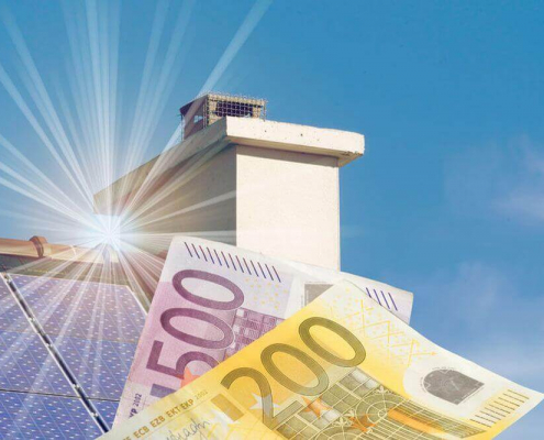 Geld vor einer Solaranlage