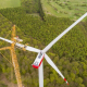 Windkraftanlage wird in Wald gebaut