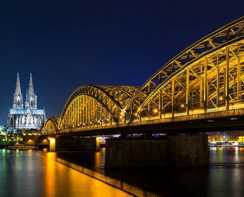 Köln bei Nacht beleuchtet