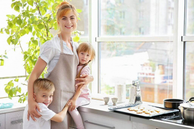 Junge Frau mit Kindern in der Küche