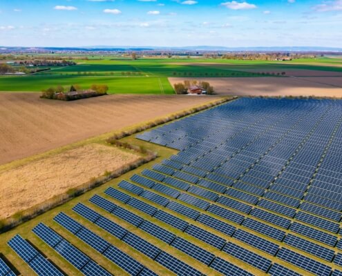 Solarmodule auf Agrarland in Niedersachsen zur Förderung erneuerbarer Energien