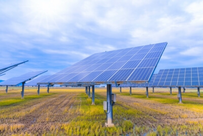 Landwirtschaftliche Fläche mit Solarzellen zur Energiegewinnung