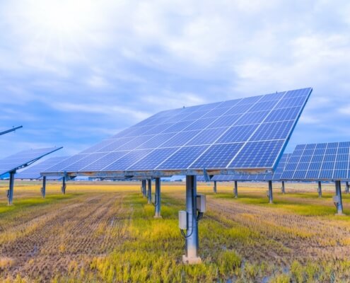 Landwirtschaftliche Fläche mit Solarzellen zur Energiegewinnung