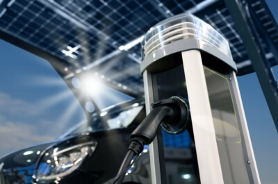 Elektroauto lädt an Station mit Solarpanelen - umweltfreundliche Energie von Cornelius Ober GmbH