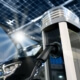 Elektroauto lädt an Station mit Solarpanelen - umweltfreundliche Energie von Cornelius Ober GmbH