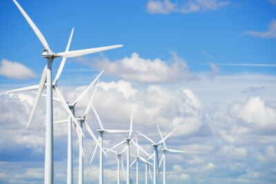 Reihe von Windkraftanlagen symbolisiert Deutschlands Energiezukunft