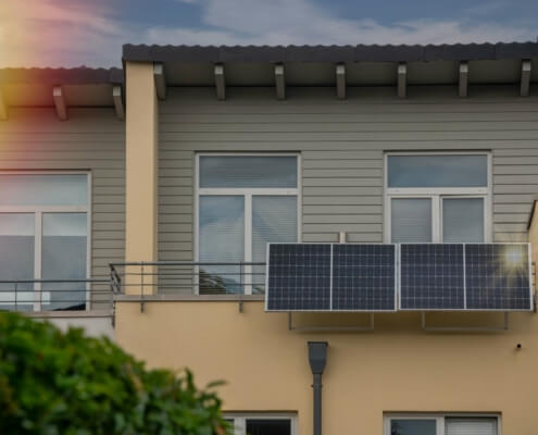 Balkonsolaranlage an einem städtischen Apartmentgebäude als Beispiel für erneuerbare Energien im urbanen Raum
