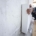 Handwerker installiert Wärmedämmung an Gebäudewand zur Energieeffizienz-Steigerung