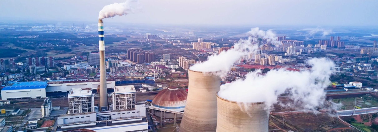 Luftaufnahme eines Stadt-Wärmekraftwerks als Symbol für die veraltete Energieversorgung, die durch das WPG 2024 umgestaltet wird