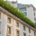 Begrünte Dachfläche eines energieeffizienten Gebäudes im Einklang mit Klimaschutzzielen