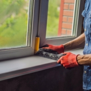 Handwerker installiert neues Fenster mit BAFA-Förderung zur Energieeffizienzsteigerung