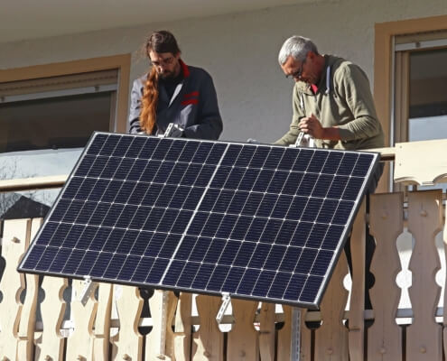 Balkon mit montiertem Solarpanel, Energiegewinnung auf kleinem Raum