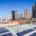 Städtische Solarenergie auf Dächern mit Blick auf Großstadtsilhouette, im Einklang mit Klimazielen