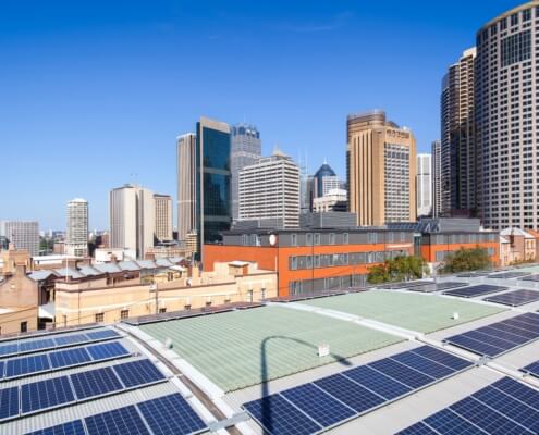 Städtische Solarenergie auf Dächern mit Blick auf Großstadtsilhouette, im Einklang mit Klimazielen