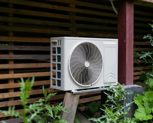 Außen aufgestellte Wärmepumpe, die den Übergang zu nachhaltigen und effizienten Heizsystemen im Zuge der Wärmewende zeigt.